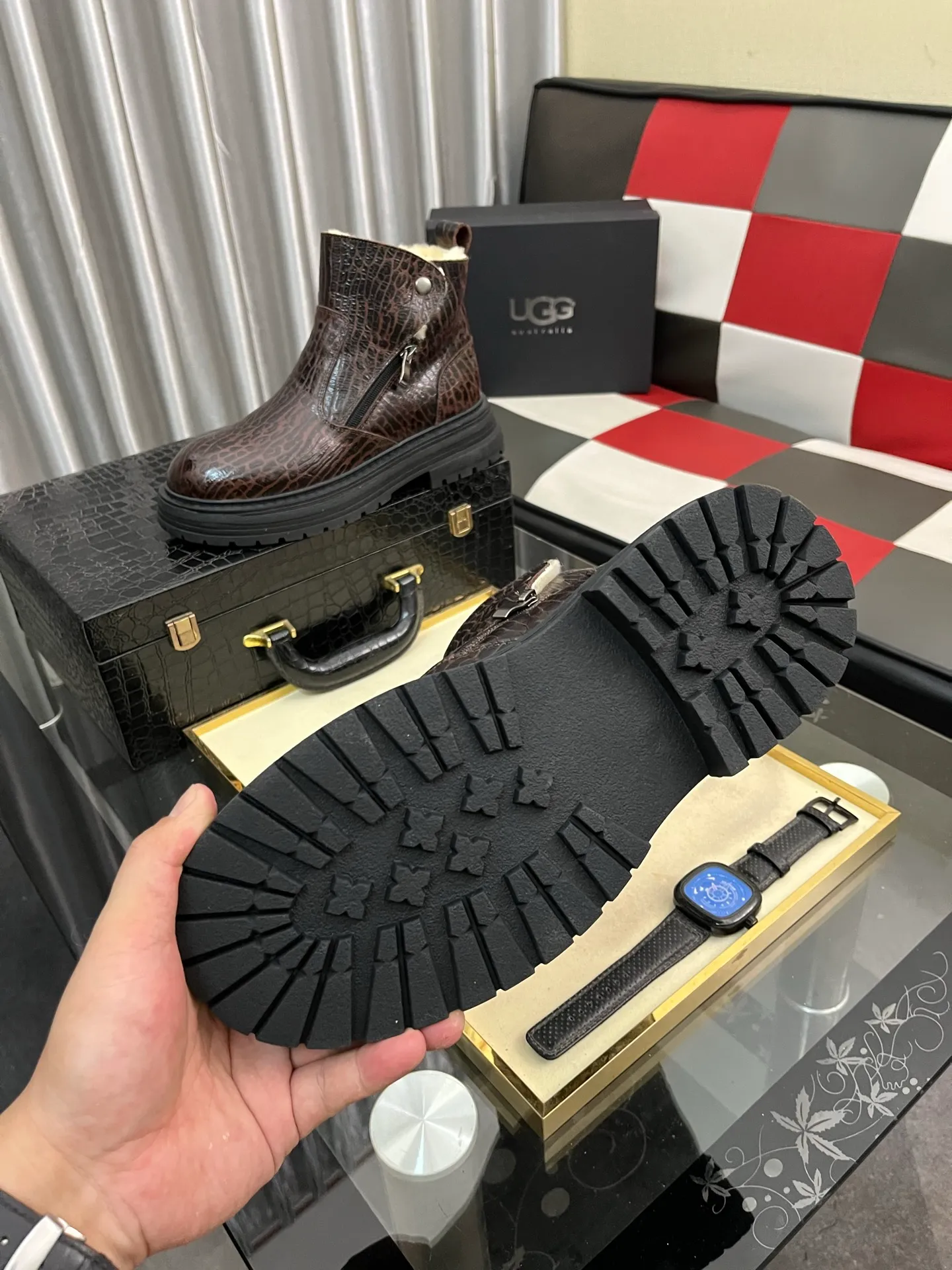Ex-factory price: 680⌚️⌚️Thick wool imported from Australia Brand: UGG genuine purchasing agent Size: 39-44 (45 customized) Grade: Official website 1:1 Material: First layer of genuine leather waterproof and antifreeze upper Real wool lining Original non-slip and wear-resistant outsole Style category: Men's casual shoes Trendy style Comfortable on the feet Color: Official website color synchronization
